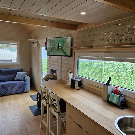 Lane Tiny Homes, Nahe Messe